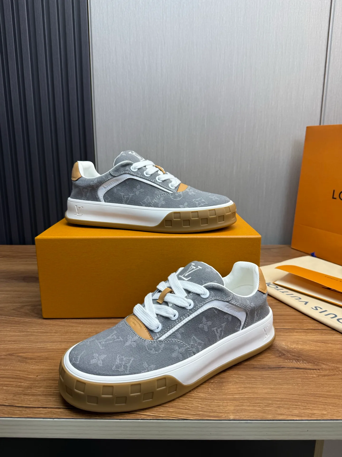Men's shoes 620💰 Lv. Top purchasing agent🇮🇹 Louis Vuitton, sports sneakers counter synchronization, uppers imported from Italy, high-quality splicing and complex handicrafts, imported mesh pads are soft and comfortable, soles: original factory special soles, TPU exclusive movable molded soles super comfortable, original factory single goods, 🔍🔍high quality, you can enter and exit the counter at will, welcome to compare, code number 38-44 (customized 38.45)